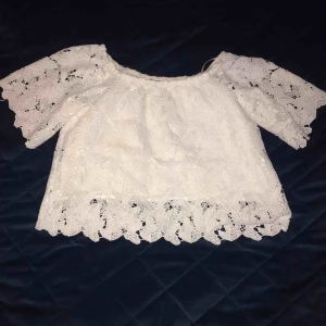  - Så söt ”virkad” topp från HM i storlek 36. Lite kortare men inte en croptop. Man drar ner den så att den är off-shoulder. 