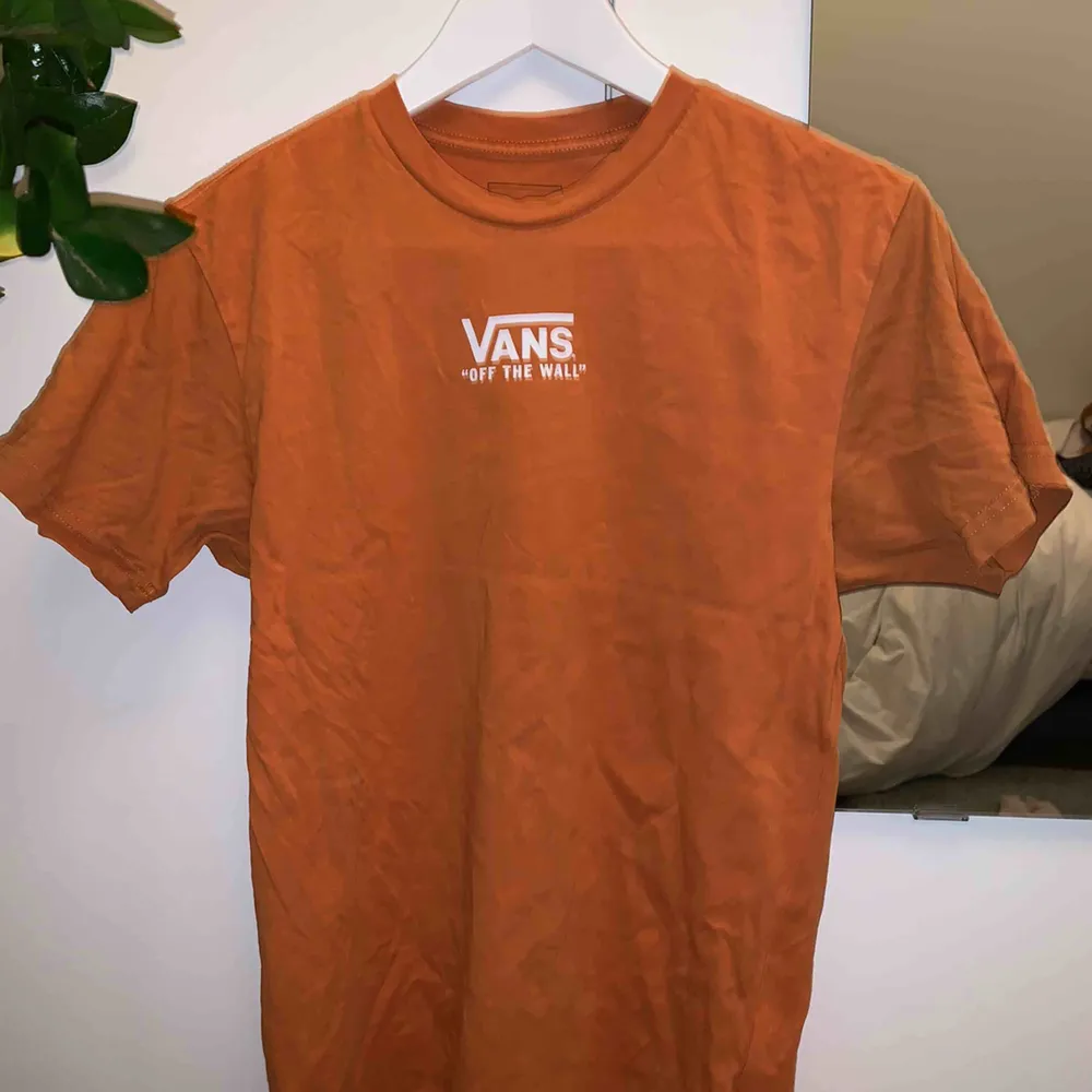 Orange t-shirt från Vans! Mycket bra skick:) Frakt tillkommer!💛🧡💛. T-shirts.