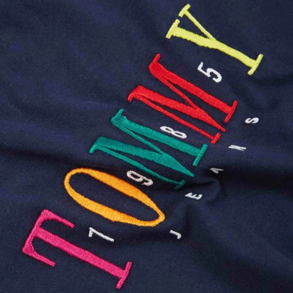 Tj Tommy Hilfiger 85 t-shirt  Färg: Mörkblå  Storlek: Oversized M  Skick: Som ny!. T-shirts.