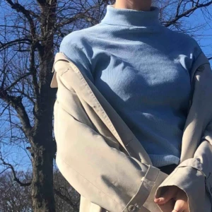  - skiitsnygg babyblå tröja med hög krage, perfekt till våren!