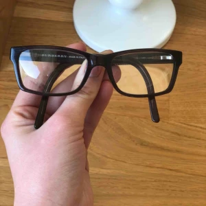  - •Äkta •Mycket bra skick, använda ytterst lite.  Bara att ta med till optikern och sätta in dina egna glas.  380 kr 📍Kan mötes upp i Mölnlycke/Göteborg  🚫Djurfritt och rökfritt hem 📬Kan skickas mot fraktkostnad