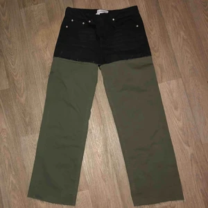  - coola jeans från zara. strl S men har en lös mom jeans passform. aldrig använda, kan fraktas för ca 20kr elr möts upp😊