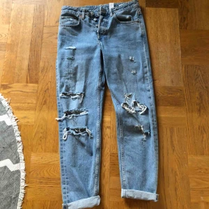  - Jeans ifrån H&M i storlek 160. Jag är 170cm och kan fortfarande använda jeansen. Boyfriend jeans, testade och använda fåtal gånger👍🏻