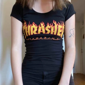  - Fake Trasher t-shirt. Den är knappt använd men fått lite tvättskador på märket. Annars jättefin tight passform!🥰