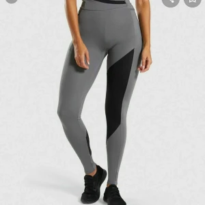 Gymshark asymmetric S - Endast testade, säljer pgv att jag har för många. Riktigt bekväma!! Storlek S. Köparen står för frakten. Fler bilder skickas om det önskas. Pris kan diskuteras.
