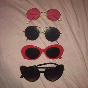  - 40kr st eller 100kr för alla! priset kan sänkas. de rosa solglasögonen är lite söndriga
