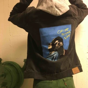  - Svart jeansjacka med Call Me By Your Name - omslaget på ryggen😻 Så nice och unik look för 2020!!💫