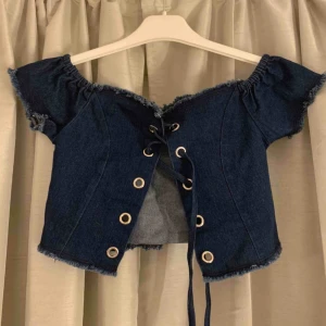  - Helt ny jeans topp med snörning, helt oanvänd. Strl XS