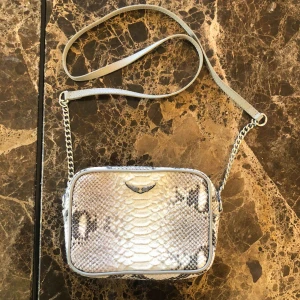  - Zadig väska, köpt i deras egna butik i Stockholm. Nypris ca 3500. Inte använd pågrund av ej min stil. 