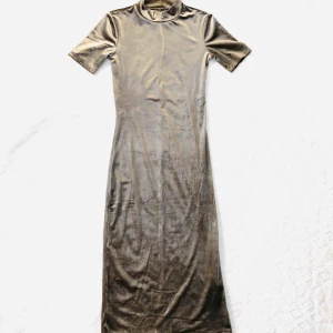  - Aldrig använt pga jag är så kort så klänningen känns på gränsen lite för lång för mig. ( jag är 1,56) kan hämtas upp eller skickas via post emot porto