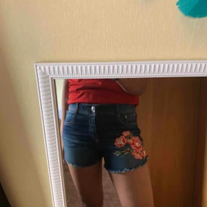  - Shorts med blomdetaljer. Köpta utomlands därav storlek 6 ( xs-s) endast frakt 