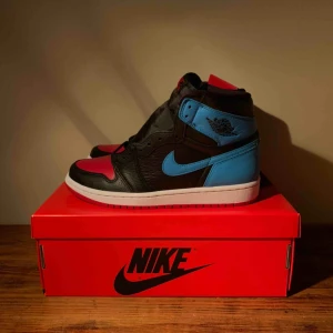  - Jordan 1 Retro High NC to Chi                                          DSWT aldrig använda, kvitto från sns finns                         Skickas dubbelboxade