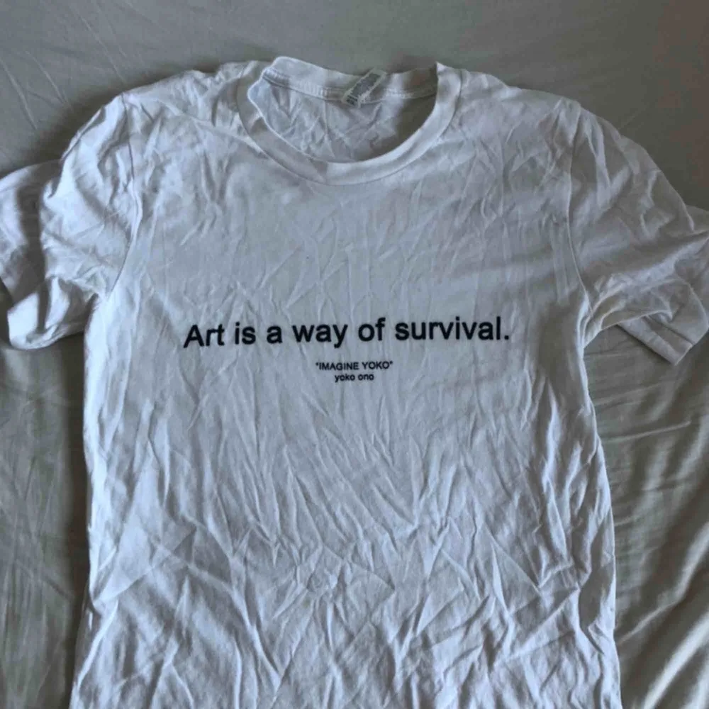 Vit t-shirt med text. T-shirts.
