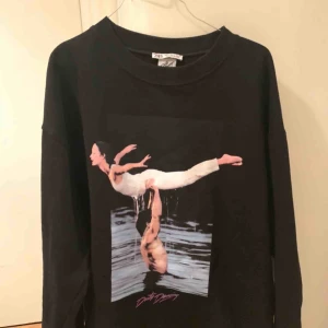  - Den populära Collegetröja/sweatshirt från zara med coolt tryck, knappt använd, möts upp i Stockholm, betalning via swish!