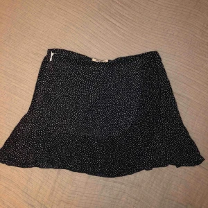  - Prickig minikjol från Double Agent! Nypris: 450kr  Fråga gärna om ytterligare funderingar!