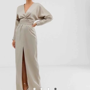  - Fin beige balklänning i satin 😍