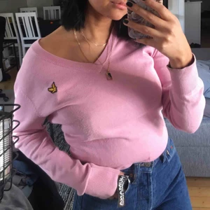  - Knappt använd vintage Lyle & Scott tröja. Det står på etiketten att den är i M, men den passar en S och då sitter den inte lika tight (se bilder). Den är jätteskön och äkta såklart. Frakten står du som kund för och betalningen sker via swish✨✨✨