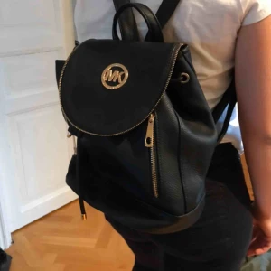  - MK väska. Bra storlek och många fack. Aldrig kommit till användning för mig