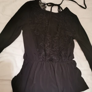 Tröja med spets och öppen rygg - Öppen i ryggen med spets. Volang nedtill. Storlek s från gina tricot 