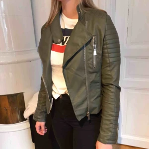  - Riktigt snygg militärgrön skinnjacka från chiqulle, storlek 36