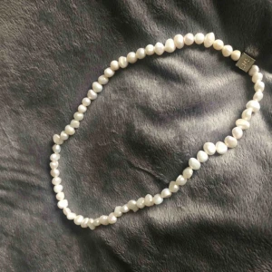  - Ett pärlhalsband från Snö Of Sweden (äckta pärlor) som inte kommer till användning.