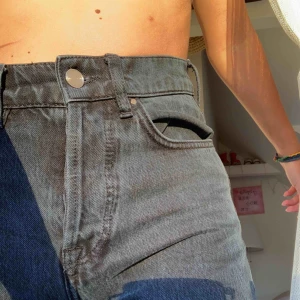 Jeans karve - Högmidjade grå/svart jeans med knappar istället för dragkedja  Möter upp i Uppsala annars står köparen för frakten💓🌸🧡Kan frakta flera plagg tsm så kolla in min profil för mer kläder :)