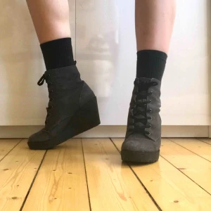 Klackskor  - Bekväma klackskor med snörning.   Färg: GRÅ. Klack: 8cm  Köparen står för fraktkostnad (95kr spårbart)