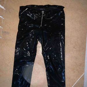  - Lack byxor med kedja framtill Bra passorm  Använda 1 gång  Köparen står för frakt 