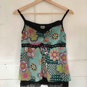  - Söt topp med spetskant. Köpt för flera år sedan men endast använt några få gånger. Vänstra bandet på baksidan har släppt lite men går enkelt att fixa med 2 stygn. Frakt inkluderat i priset💕