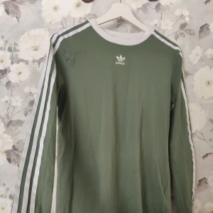 Grön tröja från Adidas - Adidas 3-stripes Longsleeve Tee i mycket bra skick. Gratis frakt!