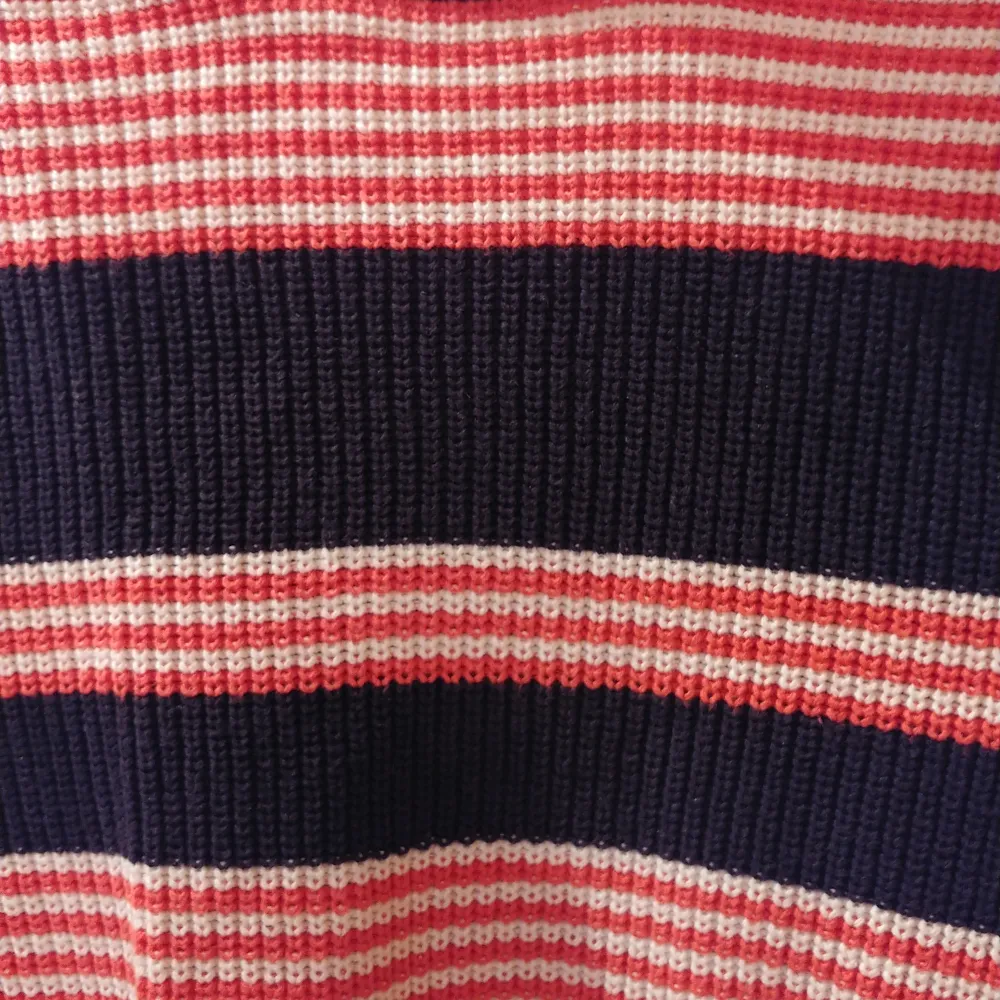 Randig tröja från Jack & Jones i storlek Small. Använt några gånger men i toppenskick utan hål, fläckar osv.  . Tröjor & Koftor.