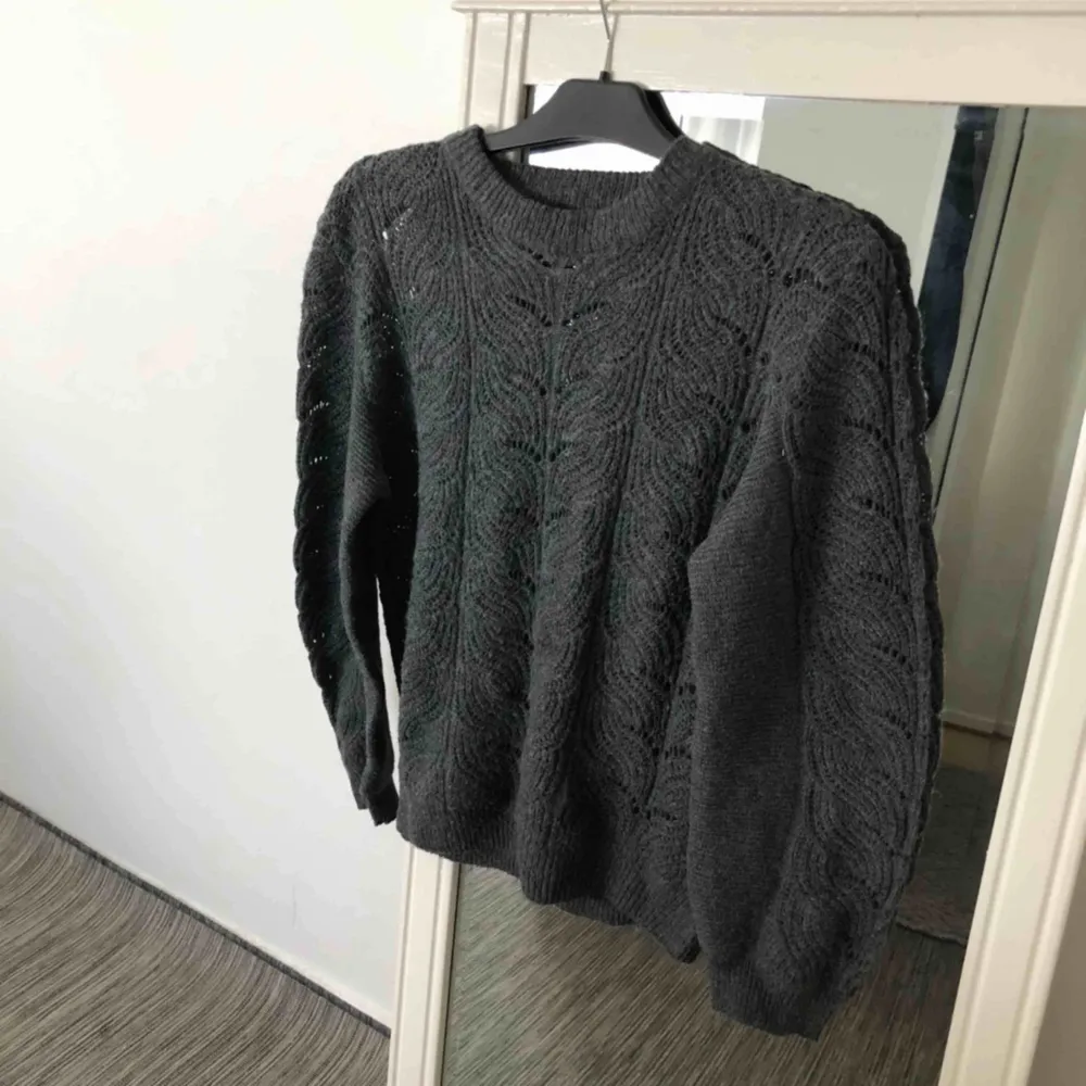 Mörk grå stickad tröja som syns lite igenom tröjan i storlek XS, men är snarare som storlek S/M. Använt ett par gånger. Kontakta för fler bilder och frågor! Frakt förekommer.. Stickat.