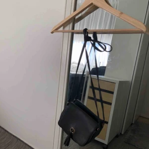  - Svart axelremsväska med små guldfärgad detaljer. Använt ett par gånger, men ändå rätt bra skikt. Kontakta för fler bilder och frågor! Frakt förekommer.