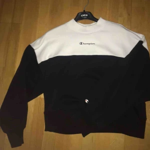 - Tjocktröja från Champion, köpt i somras men sparsamt använd. Säljer pga att den inte kommer till användning. Vid snabb affär bjuder jag på frakten:)