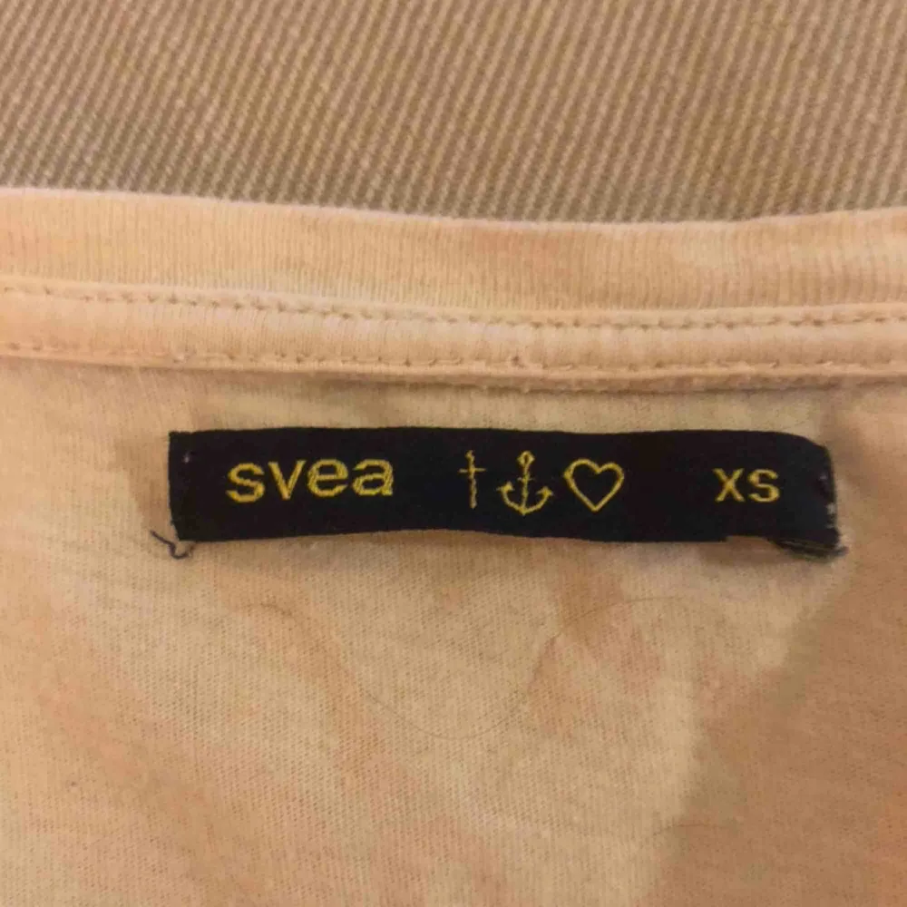 Jätteskön tröja från Svea, sitter mer som S💗Superskön i materialet. Säljer pga garderobsrensning. Toppar.