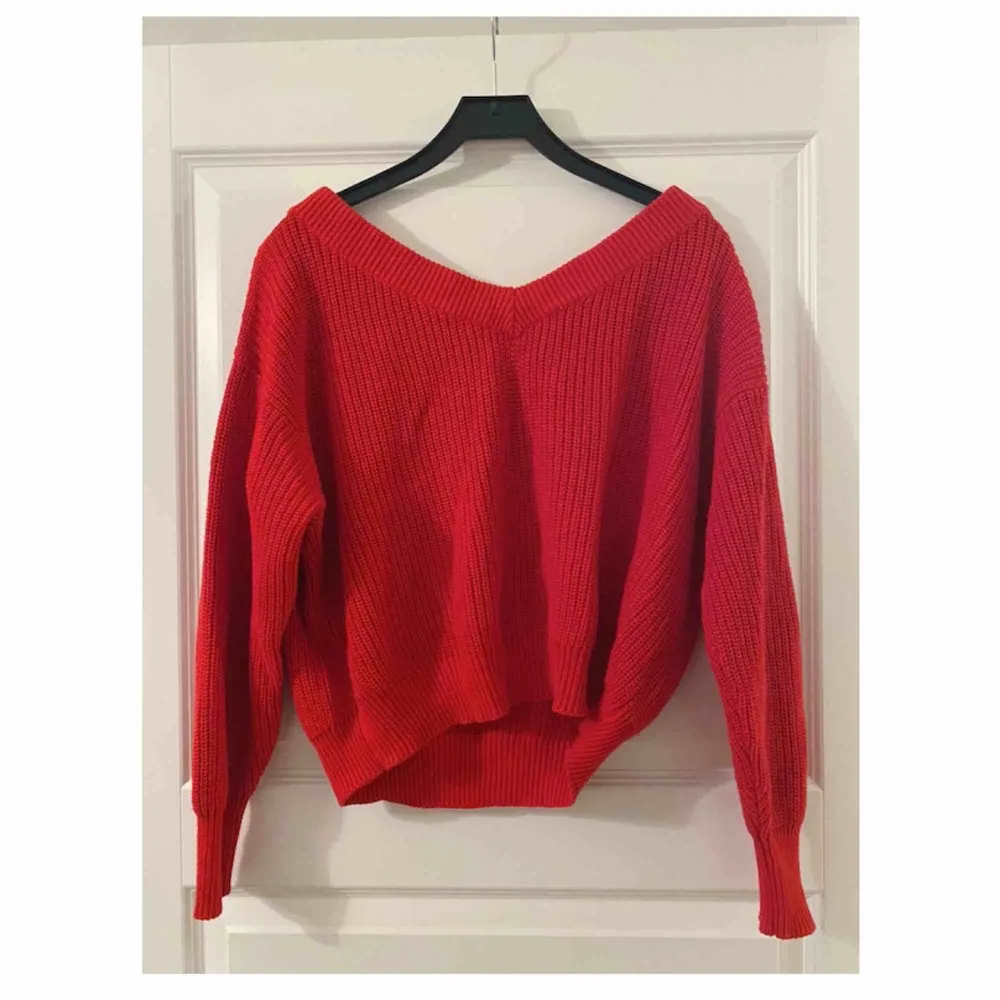 Super snygg röd offshoulder stickad tröja. Det är storlek L men passar S/M lite oversized. Frakt tillkommer. Stickat.