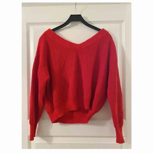  - Super snygg röd offshoulder stickad tröja. Det är storlek L men passar S/M lite oversized. Frakt tillkommer