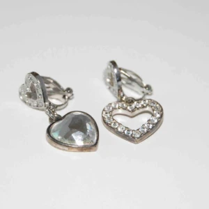  - Väldigt fina CLIPS ❤️ OBS! Vi kan ej garantera vilket material smycket är gjort i. Frakt ingår inte i priset. Om du vill köpa till en papperslåda vi har tillverkat själva tillkommer en extra kostnad på 15kr ✨