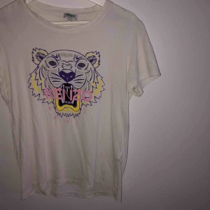  - Säljer min Kenzo tröja i storlek M, fint skick förutom ett lagat hål i armhålan (därav pris). 