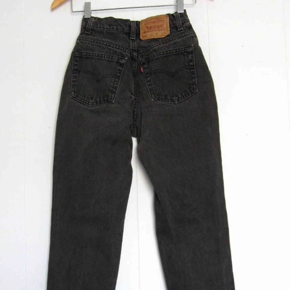Par svarats Levis mom jeans som knappt blir använda längre och letar efter en ny ägare, kan mötas i Lund och Malmö, kostar extra med frakt. . Jeans & Byxor.