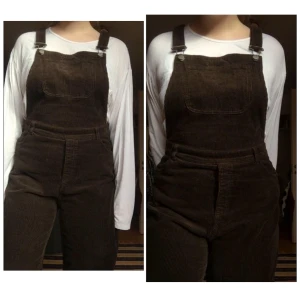 Bruna manchester-hängselbyxor  - Dessa underbara hängselbyxor i brun manchester söker nu en ny ägare då jag inte använder dom tillräckligt!  Dom är i gott skick och man kan reglera längd i banden. Dom stängs med dragkedja i sidan och har fickor. Bara att skriva om du har frågor 🥰