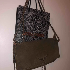  - Zadig & Voltaire väska. Skiftar i brun/grön beroende på ljus! Köptes på Lafayette i Frankrike som present kvitto finns ej. Påse och dustbag finns! Sparsamt använd så fint skick.   Kan mötas i Stockholm eller  skickas. Vid snabb affär kan priset sänkas. 