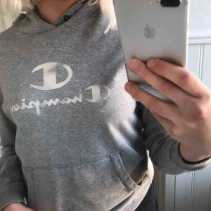  - Jättesnygg hoodie från champion. Storleken är som ca S💙