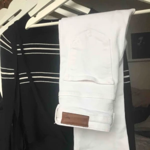  - Vita bootcut jeans från Bikbok.