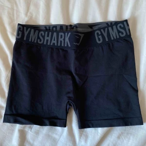  - Säljer ett par svarta gymshark shorts! Det är använda en gång och är så gott som nya! (Köparen står för frakten om man vill ha de skickade) 
