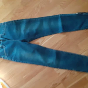 Filippa K jeans - Filippa K jeans model niki zip midwash st 27 fickor fram ,vid fötterna dragkjedjor lite kortare modell. Dragkjedja bak  Nypris 1200 sek använda 1 gång. Pris 300