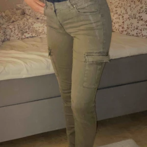  - Militärgröna cargopants !! är fickor på rumpan