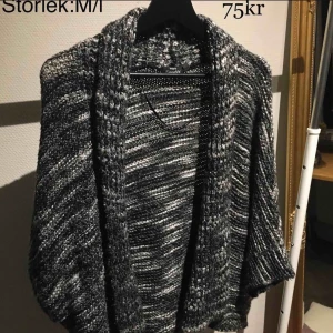  - Stickad kofta som är mjuk och bäst av allt inte stickig.