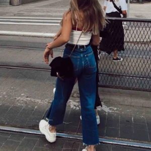  - Mörk blåa culotte jeans från H&M. Dem är raka i modellen, har vida ben och hög midja! Slitna i modellen längs ner. Sparsamt använda, i gott skick!💞 Köptes för 299kr Säljes för 150kr! 