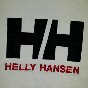 Helly Hansen Tshirt - HELLY HANSEN Tshirt, storlek XL. Köpt från stadium för något år sen. Inte alls använt den mycket. 